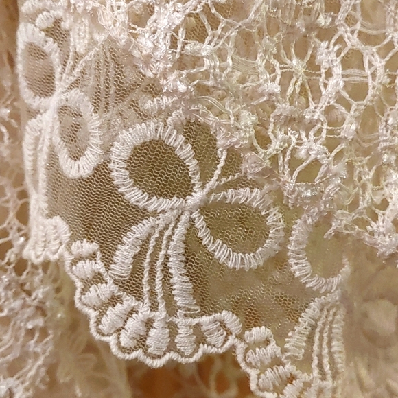 Gorgeous Italian lace top - Picture 5 of 7